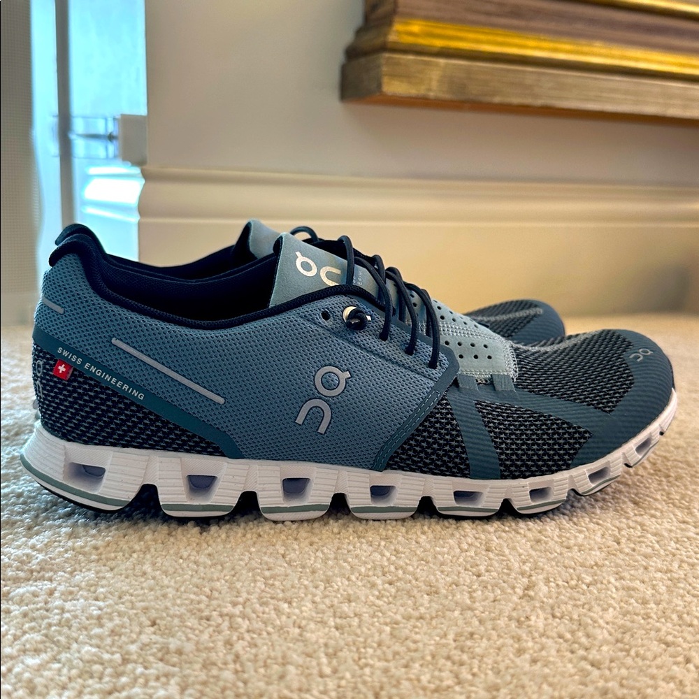 On Running Cloud Womens slip on running shoes, blue and white size 8.5